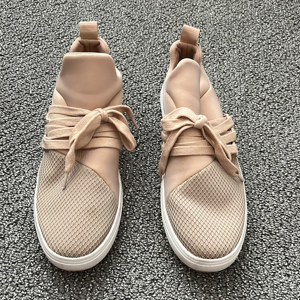 Steve Madden Canvass slip on sneaker
